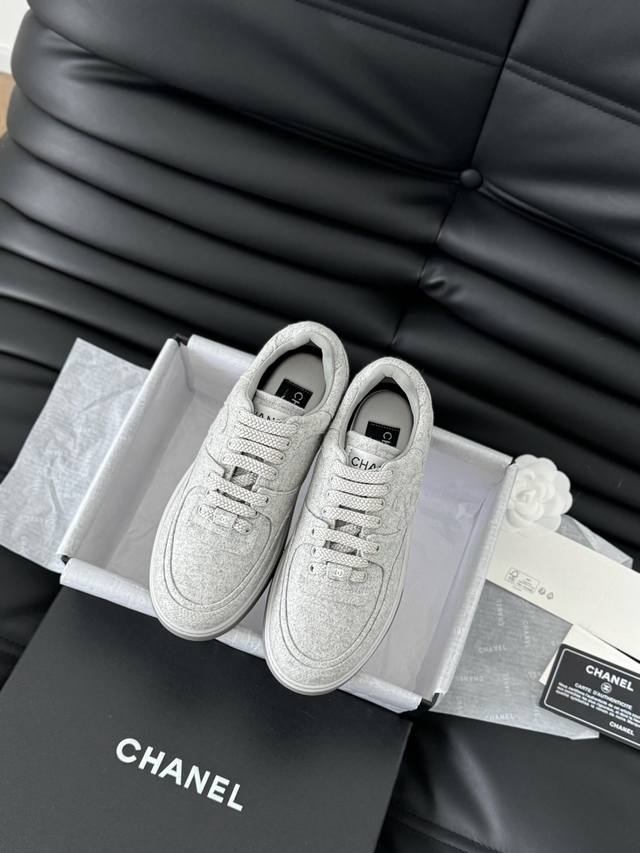 新版面 Chanel 24B新款运动休闲鞋 白色网球sneakers穿搭最近话题热度有点高 这双也来的刚刚好！ 鞋面羊毛与混合纤维 原版双色phylon底 Si